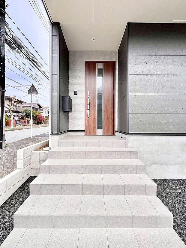 【玄関】大切な家族、来客を出迎える玄関。