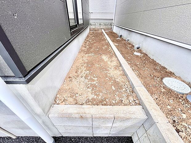 【庭】プランターを並べて季節のお花を楽しめるお庭付き。