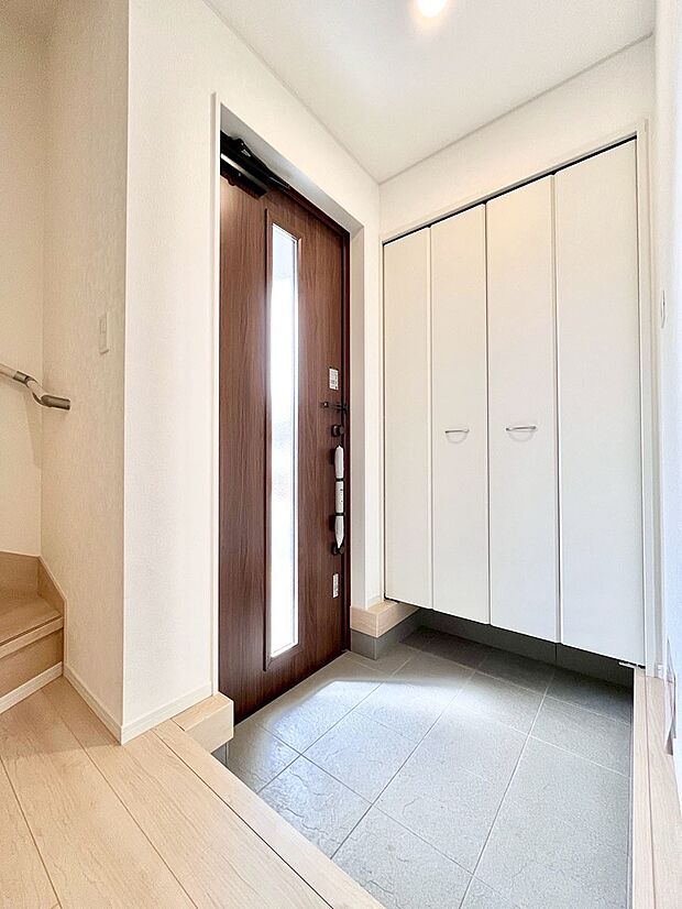 【玄関】明るい玄関はお客様をお出迎えするのにぴったりです!