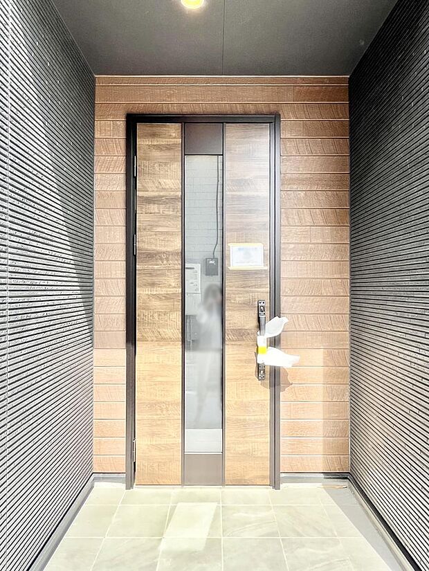 【玄関】住まいの顔を演出する、玄関ドア。