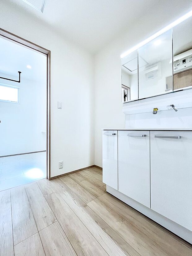 【脱衣場】洗面台スペースと洗濯機置き場はそれぞれ独立。ご家族が入浴中でも洗面台をご利用できます。