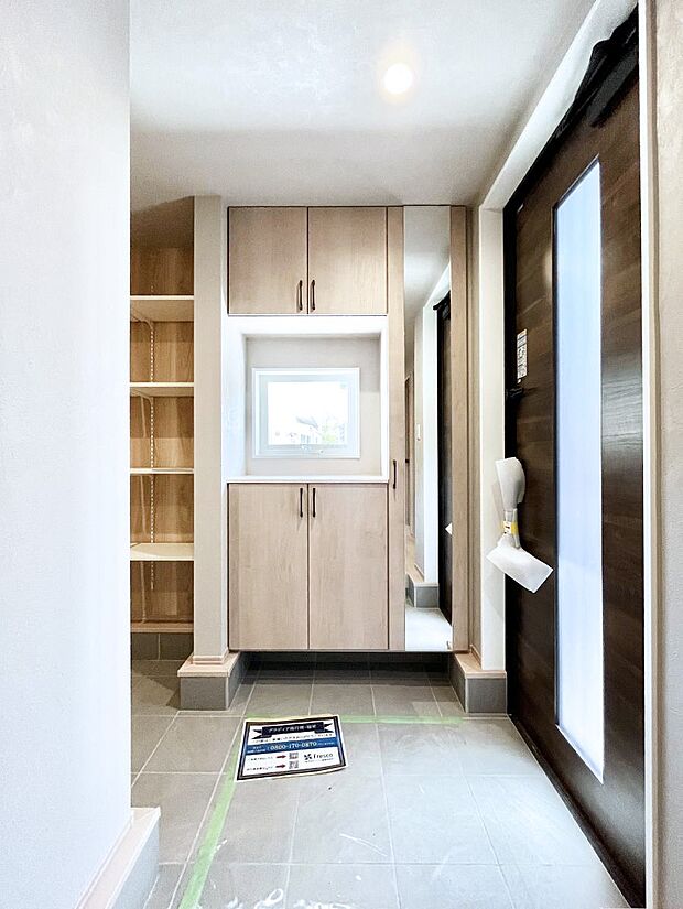 【玄関】ミラー付きシューズボックスはお出かけ前の身だしなみチェックに便利