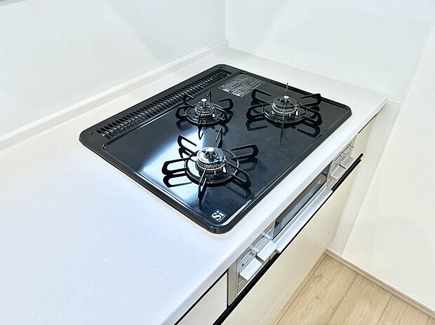 【Siセンサーコンロ】ガスコンロはSiセンサー搭載。火力調節や焦げ付き・消し忘れも防いでくれます。