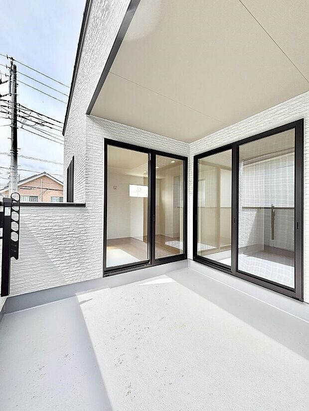 【バルコニー】暖かな陽光が降り注ぐバルコニーはお洗濯におすすめ。爽やかな風も心地よいです。