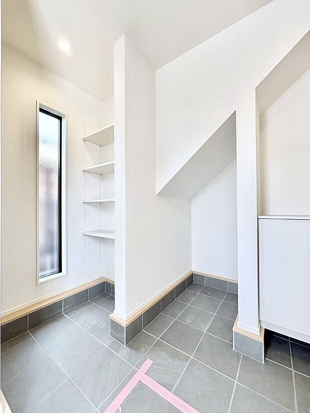 【玄関】シューズインクローク付きの玄関。家族全員の靴や雨具などすっきり収納できます。
