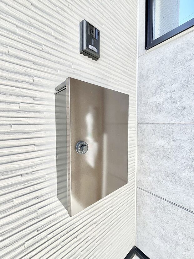 【その他現地】シンプルデザインのポスト。