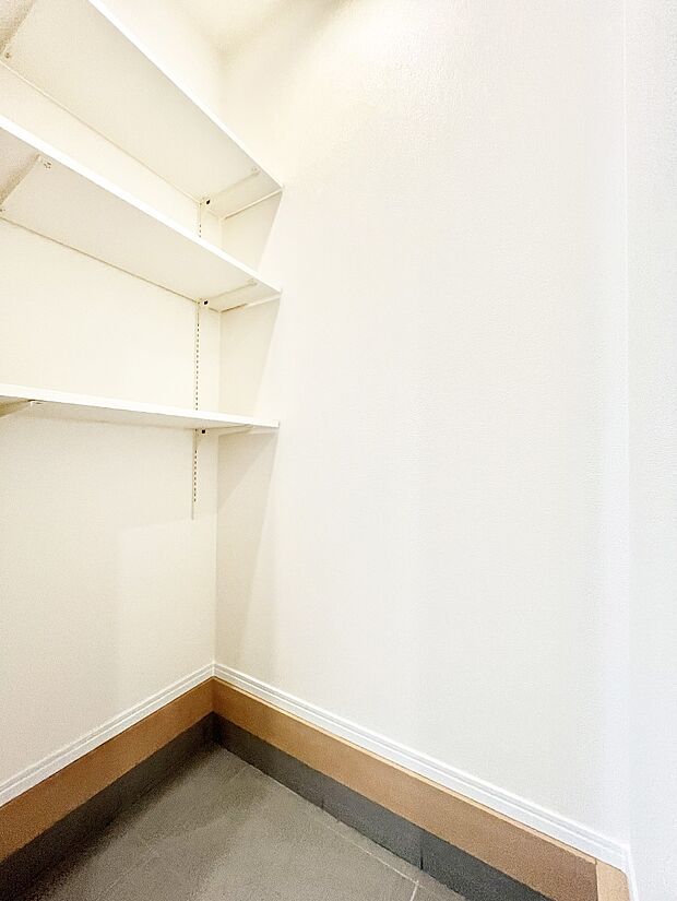 【収納】ベビーカーやアウトドア用品もスッキリ収納できるSIC付きです。