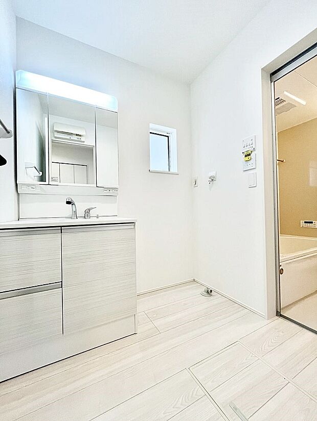 【脱衣場】小窓がついているので湿気の多い場所でも換気が十分行えます。毎日の身支度を気持ち良く！