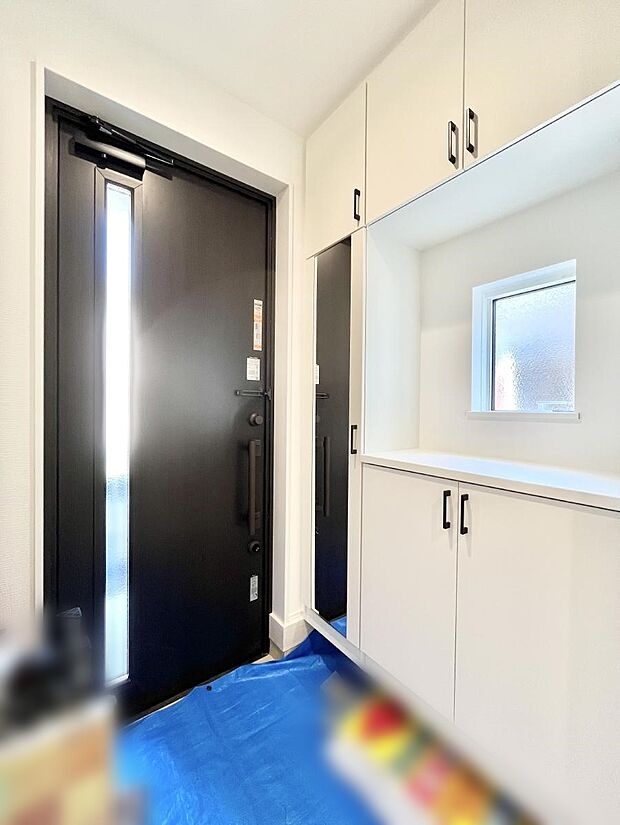 【玄関】ガラススリットの入った玄関ドアが室内に光を届けてくれます