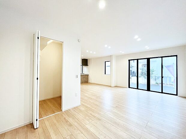 【ダイニング】大きな窓からたっぷりの陽光と風を感じられるリビング。床暖房・WIC付きです。