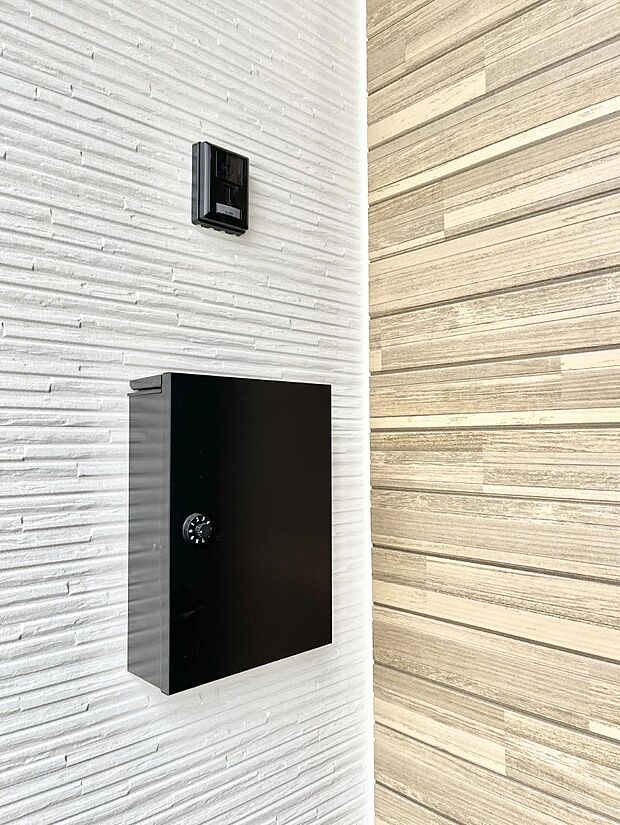 【その他現地】シンプルデザインのポスト。