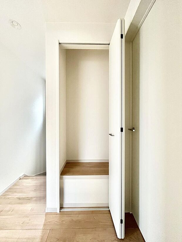 【廊下収納】廊下収納。掃除道具や季節の小物を収納することができます。