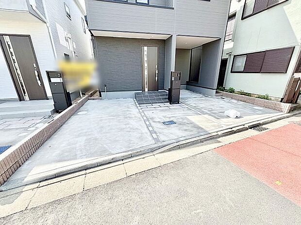 【駐車場】駐車2台可能!急なお客様の駐車に。また、ご家族の自転車スペースとしても大活躍。