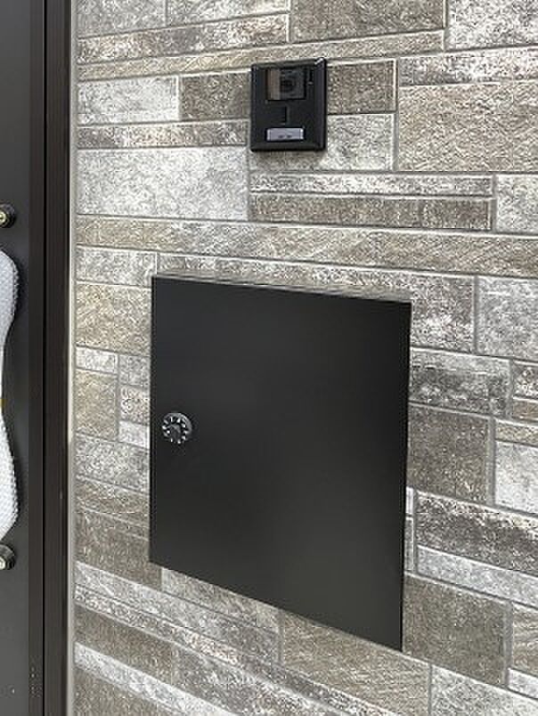 【その他現地】シンプルデザインのポスト。