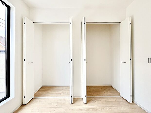 【収納】洋室のクローゼット。奥行きがあるので厚手の衣類もすっきり収まります。　