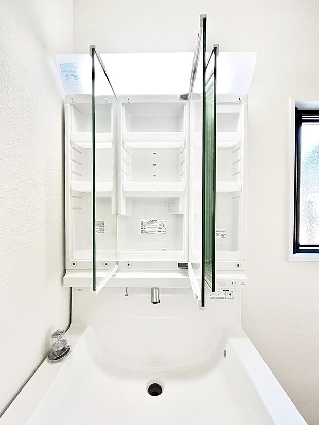 【洗面台・洗面所】三面鏡の裏に、化粧品や衛生用品などを収納可能。洗面台をすっきりと保ちます!