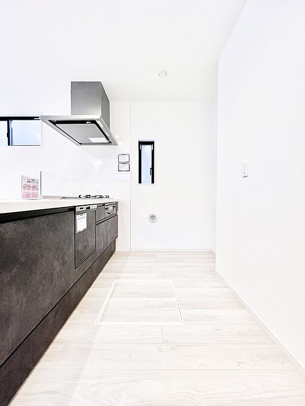 【ダイニングキッチン】料理をしながらご家族との会話を楽しめる対面カウンターキッチン