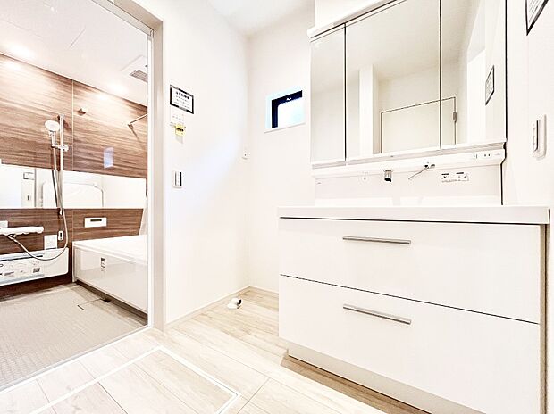 【脱衣場】清潔感ある洗面化粧室で朝の身支度も快適