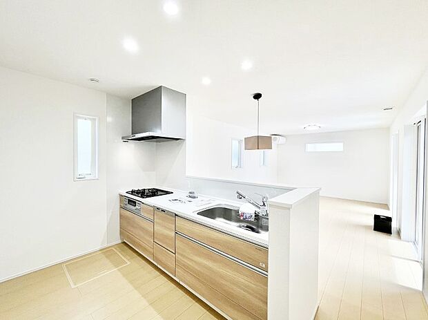 【ダイニングキッチン】料理をしながらご家族との会話を楽しめる対面カウンターキッチン