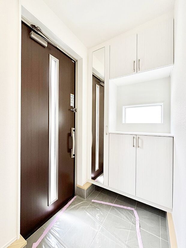 【玄関】下駄箱はご家族の写真や季節のインテリアで飾り棚として演出できます