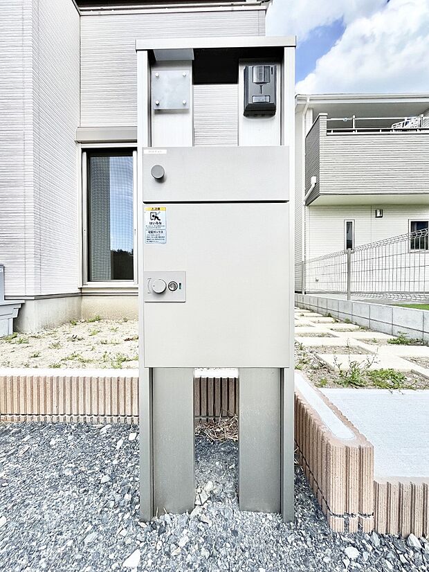 【その他現地】表札・インターホン・ポスト・宅配ＢＯＸをひとつに集約。エントランスになじむシンプルデザイン。