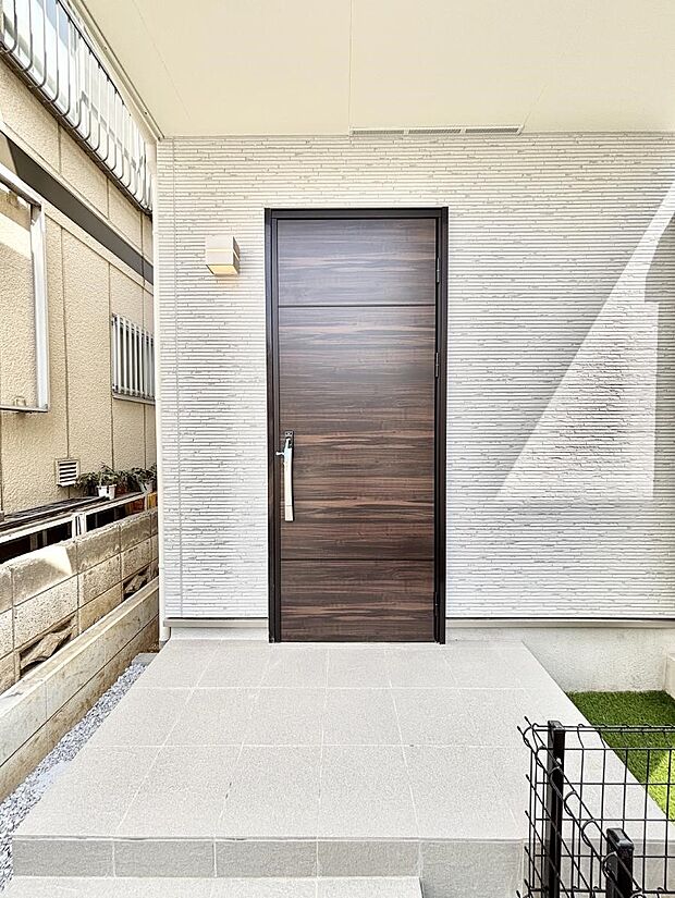 【玄関】大切な家族、来客を出迎える玄関。