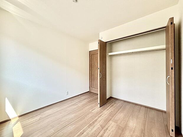 【寝室】収納が充実しているので居住スペースを広々使えます  