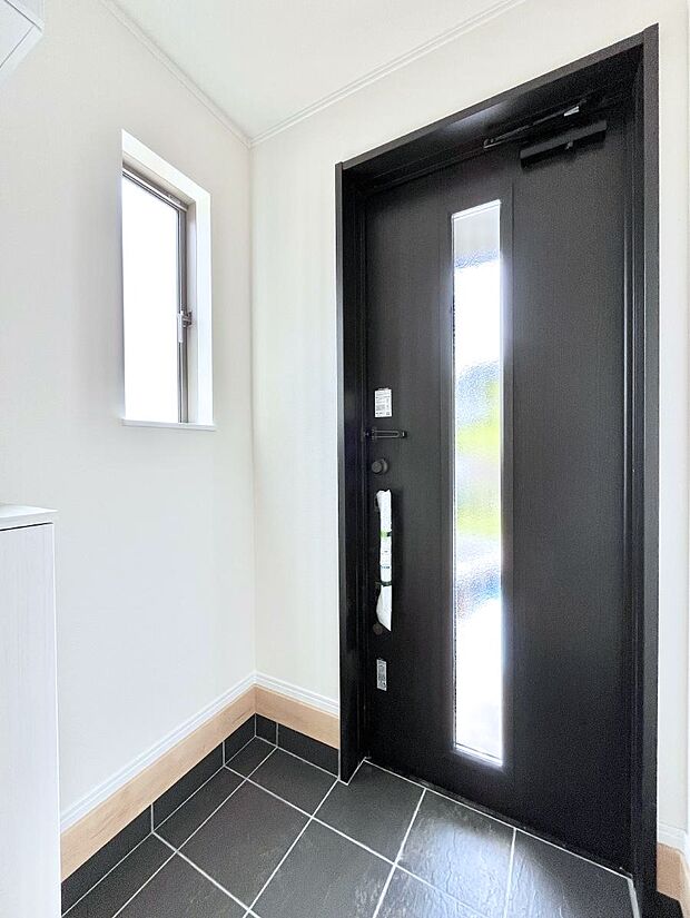 【玄関】ガラススリットの入った玄関ドアが室内に光を届けてくれます