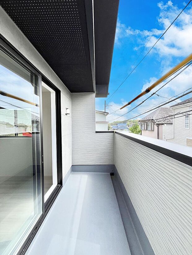 【バルコニー】暖かな陽光が降り注ぐバルコニーはお洗濯におすすめ。爽やかな風も心地よいです。