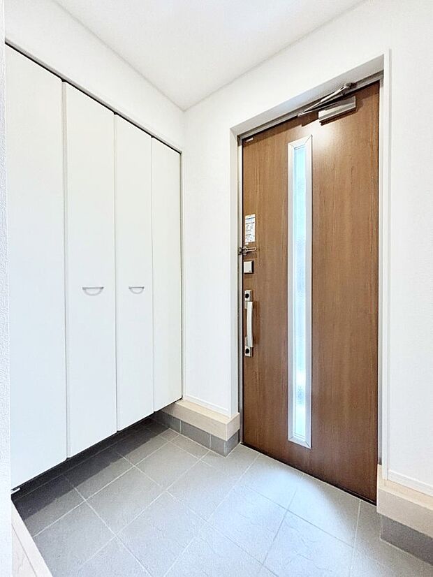 【玄関】明るい玄関はお客様をお出迎えするのにぴったりです!