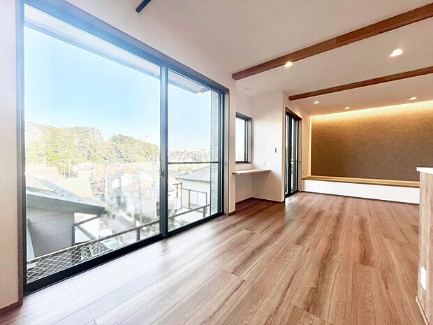 【リビングダイニング】大きな窓からたっぷりの陽光と風を感じられるリビング