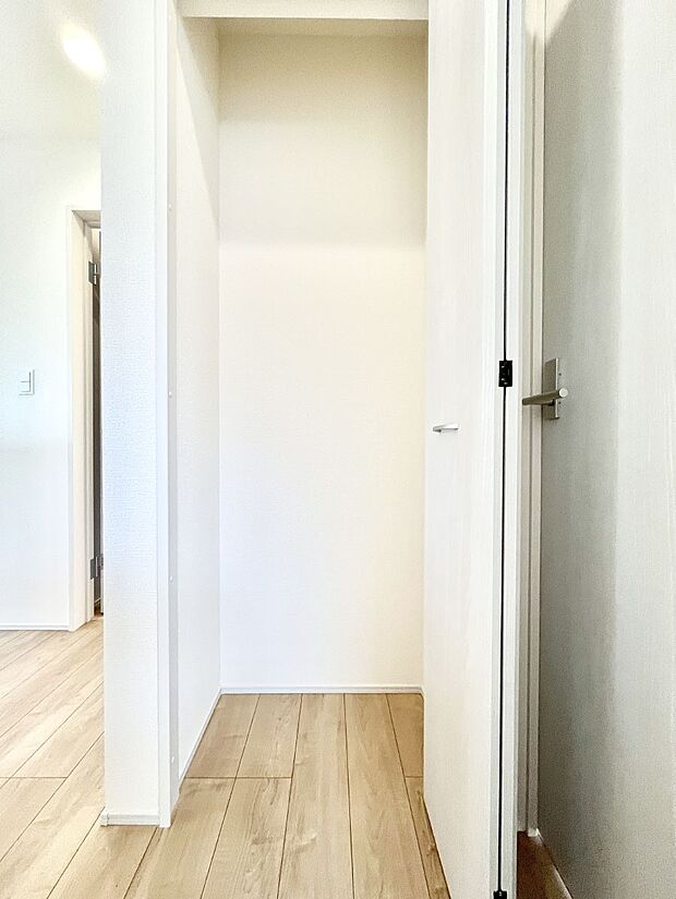 【廊下収納】廊下収納。掃除道具や季節の小物を収納することができます。