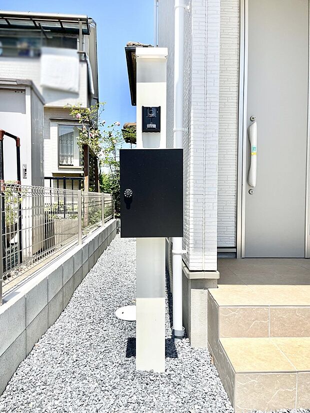 【その他現地】シンプルデザインのポスト。