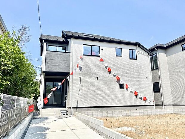 【現地外観写真】暮らしやすさと居心地の良さにこだわったシンプルで飽きのこないデザイン !