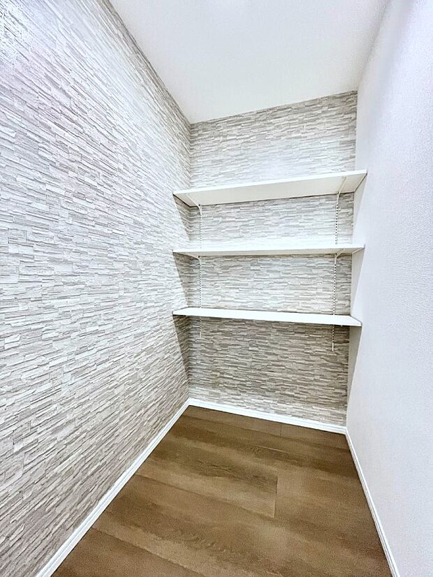 【玄関ホール収納】玄関ホール収納です。掃除道具やお出かけ用グッズの収納に便利です。