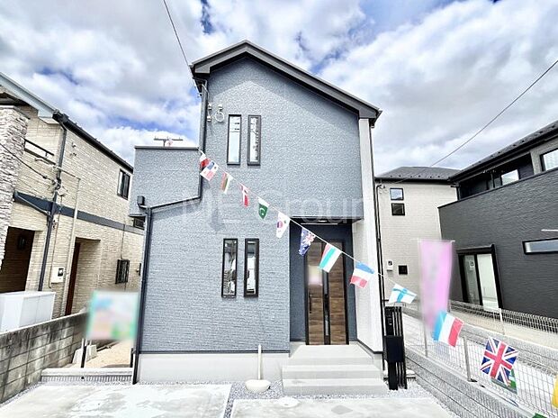 【現地外観写真】シンプルで落ち着きのある建物は住むかたの個性でオリジナルなものになっていきます。 
