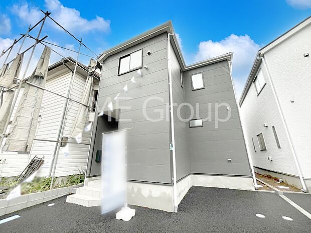 【現地外観写真】暮らしやすさと居心地の良さにこだわったシンプルで飽きのこないデザイン ！