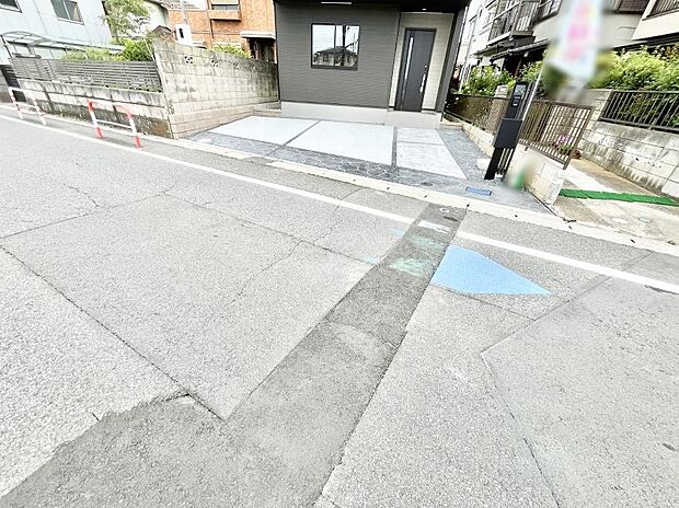 【駐車場】2台（車種による）駐車可！ご家族みんなの自転車も置ける広々カースペース。