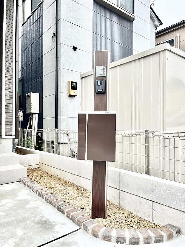 【その他現地】シンプルデザインのポスト。