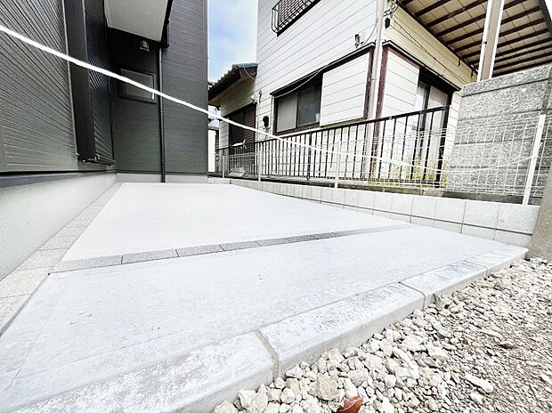 【駐車場】駐車2台可能！急なお客様の駐車に。また、ご家族の自転車スペースとしても大活躍。