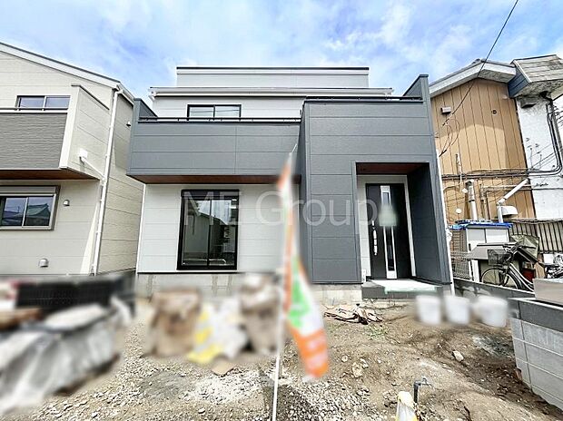 【現地外観写真】洗練された外観、上質な住空間が広がる室内は永く安心して過ごせる住居です。