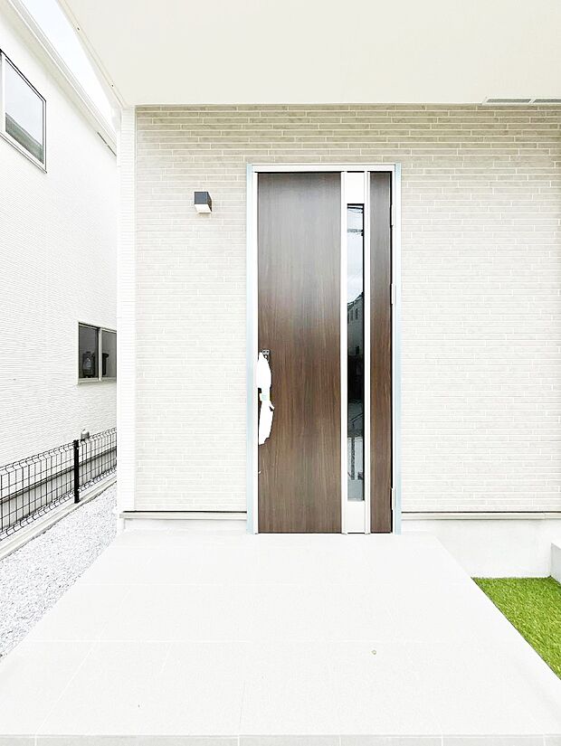 【玄関】玄関前は雨が降っても濡れにくい屋根付き