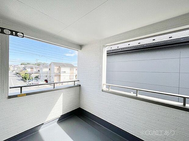 【バルコニー】屋根付きのバルコニーで急な雨から洗濯物を守ります! 
