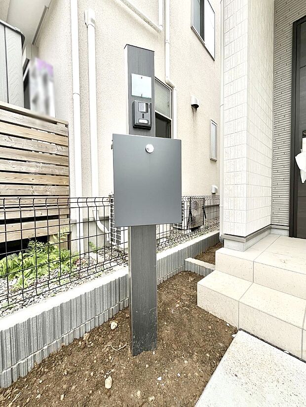 【その他現地】シンプルデザインのポスト。