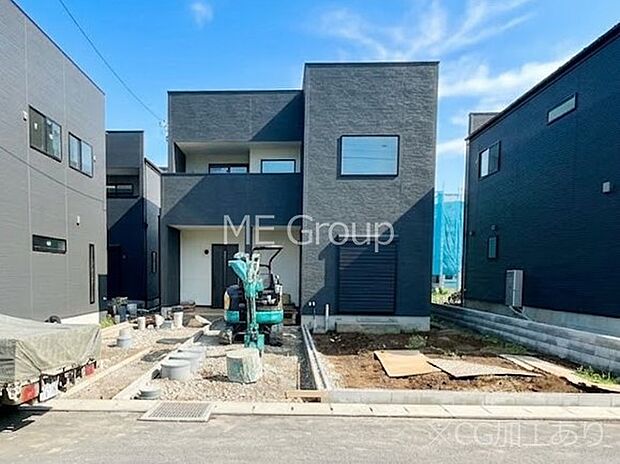 【現地外観写真】暮らしやすさと居心地の良さにこだわったシンプルで飽きのこないデザイン ！