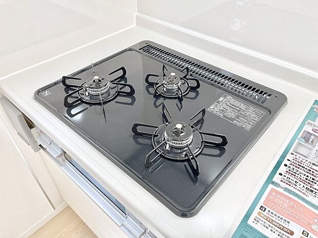 【Ｓｉセンサーコンロ】ガスコンロはＳｉセンサー搭載。火力調節や焦げ付き・消し忘れも防いでくれます。