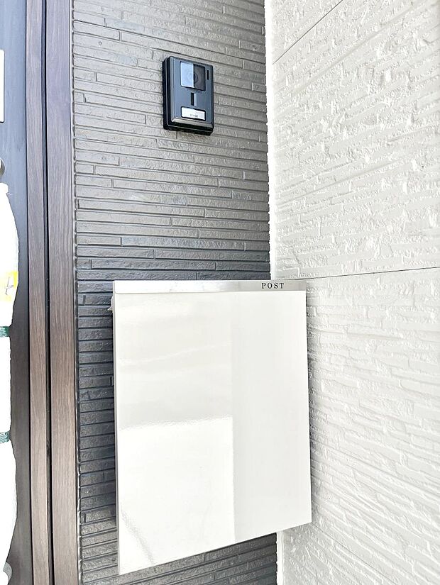 【その他現地】シンプルデザインのポスト。