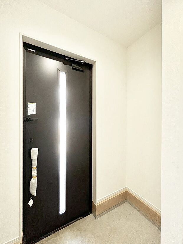 【玄関】明るい陽光が入り込む玄関。ご家族の靴もスッキリ収納できる玄関収納付き!