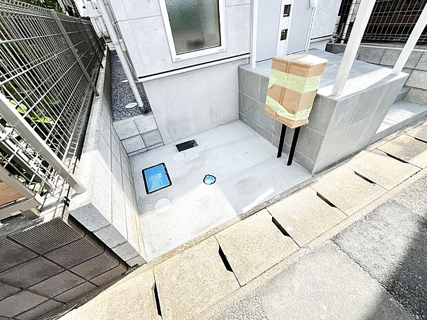 【その他現地】シンプルデザインのポスト。
