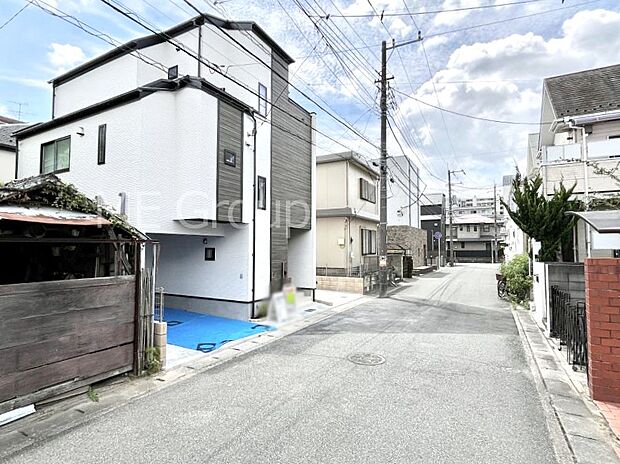 【前面道路含む現地写真】前面道路はきちんと整備されています